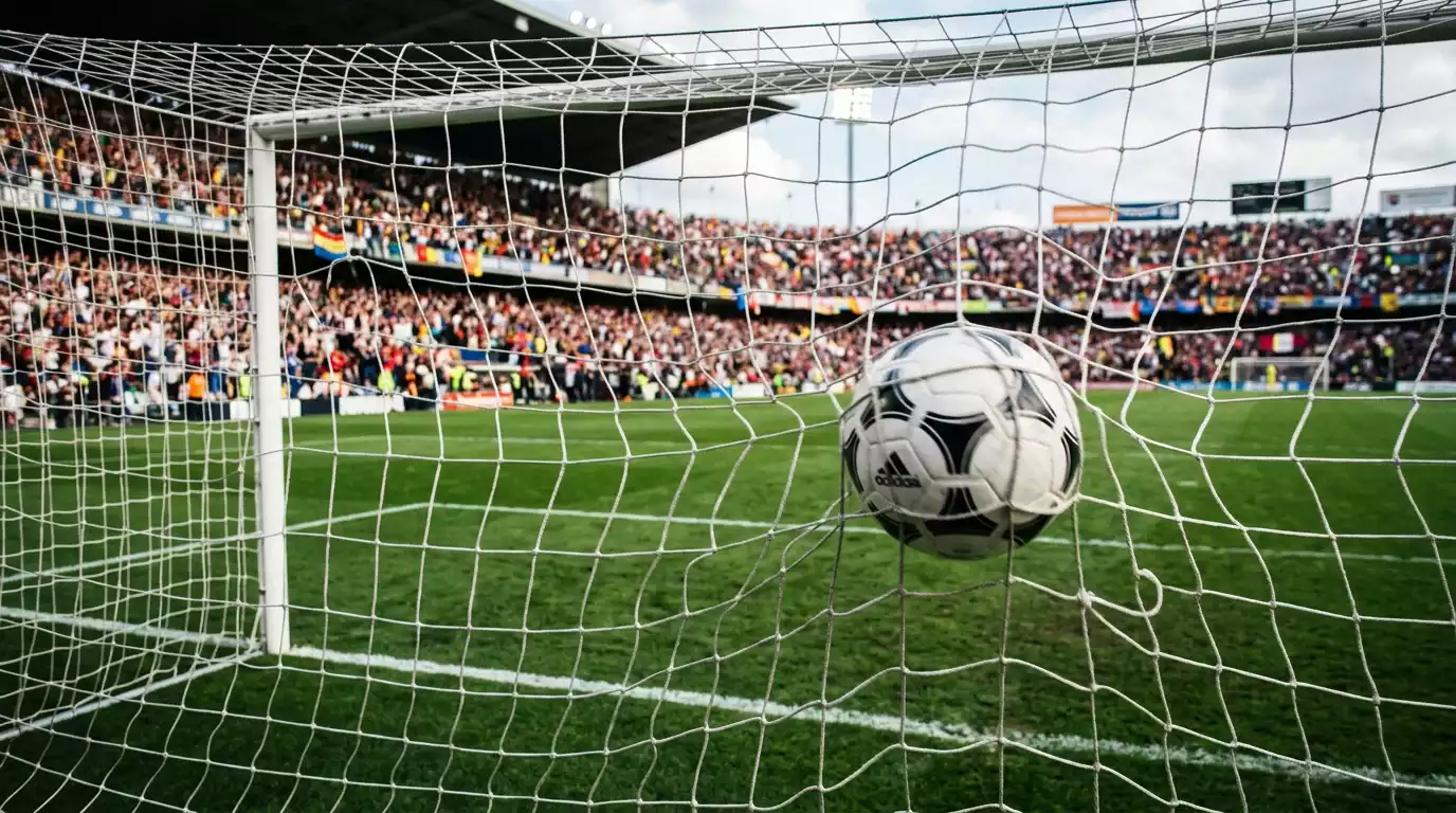 Red de portería de fútbol vista desde dentro con un balón entrando